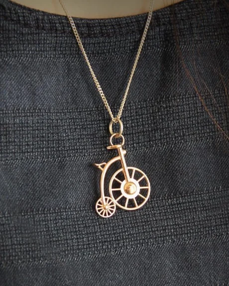 آویز تک سه‌چرخه قدیمی نقره ترسیم (Penny-farthing)