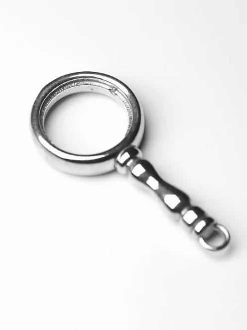 پلاک آویز نقره طرح ذره‌بین ترسیم